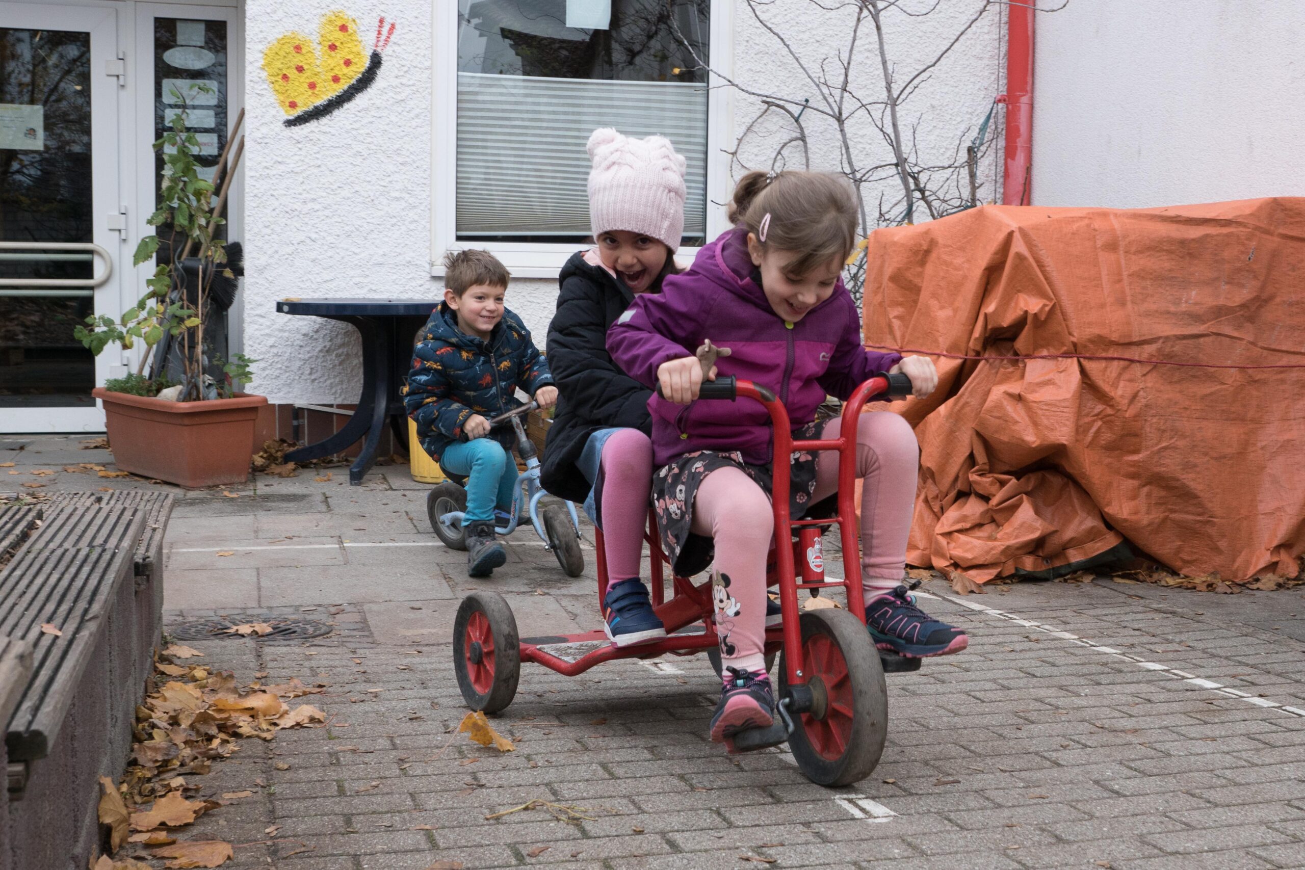 Durch die Fördergelder kann die Kita vier weitere Dreiräder mit Beifahrersitzen anschaffen, die die Kinder so sehr lieben. Das sorgt für noch mehr Bewegung.